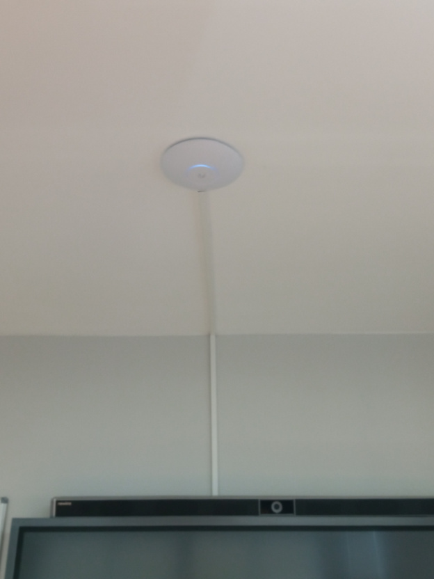 Instalación de punto de acceso Ubiquiti en aula